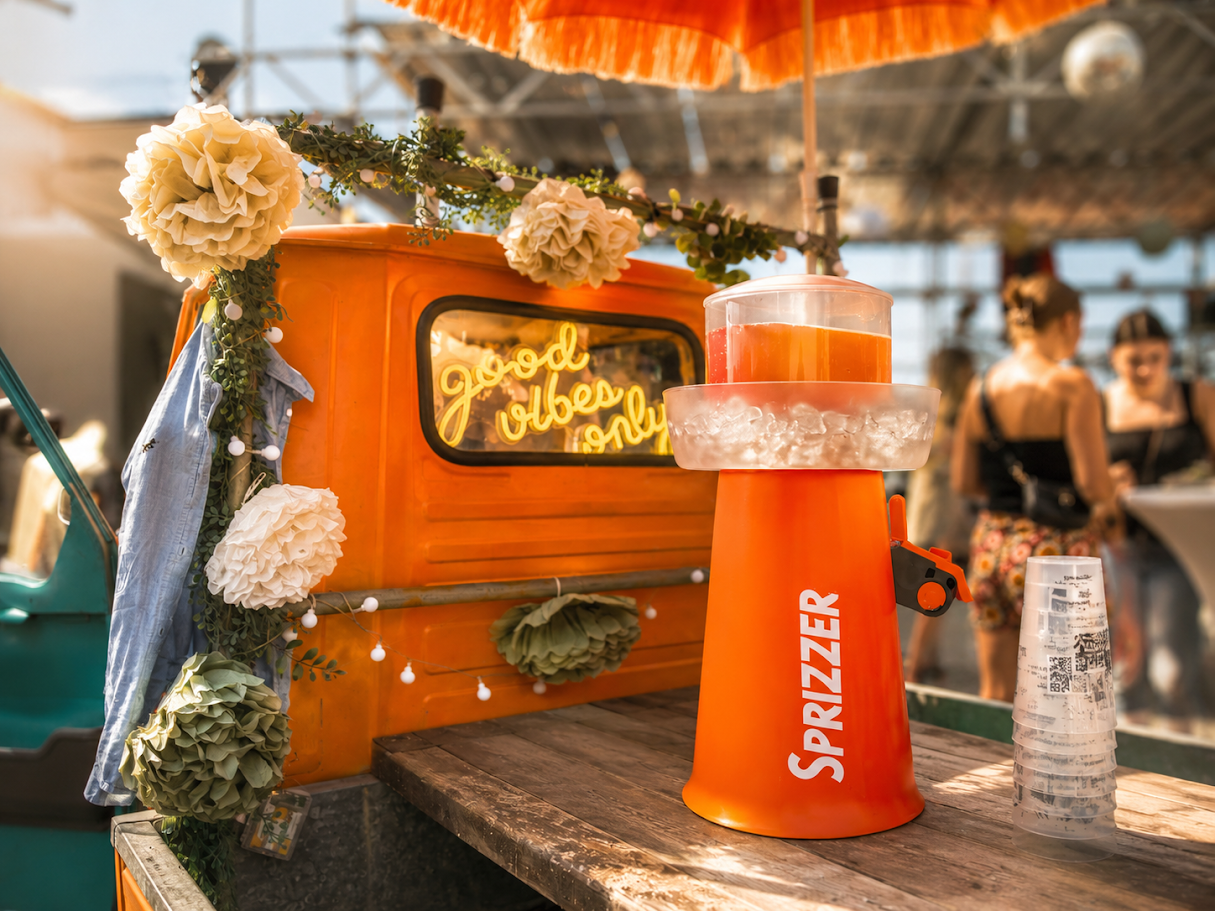 Sprizzer-Mischmaschine und Blumendekoration an der Ape-Bar